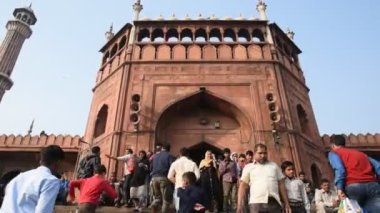 DELHI, Hindistan - 13 Şubat 2018: Jama Mescidi Camii merdivenlerinde birçok insan oturuyor, Jama Mescidi Delhi 'nin en ünlü simgelerinden biri..