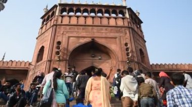 DELHI, Hindistan - 13 Şubat 2018: Jama Mescidi Camii merdivenlerinde birçok insan oturuyor, Jama Mescidi Delhi 'nin en ünlü simgelerinden biri..