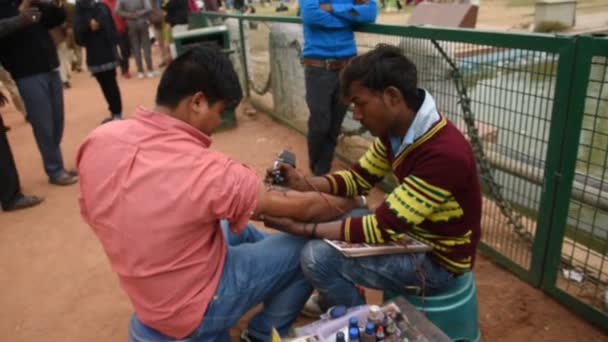 Delhi Índia Fevereiro 2018 Tattoo Artist Making Tattoo Mans Hand — Vídeo de Stock