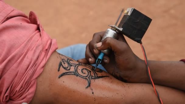 Delhi India Február 2018 Tetováló Művész Hogy Tetoválás Man Kéz — Stock videók