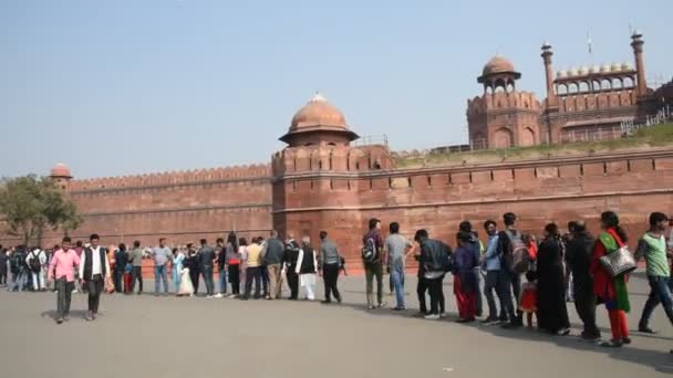 Agra インド 2月2018 アグラの赤砦の観光客 この砦は非常に人気のある観光スポットです あなたはタージ マハルの美しい景色を得ることができるので ユネスコ世界遺産 — ストック動画