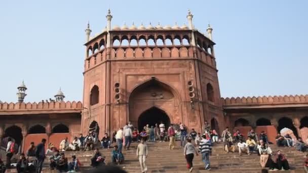Delhi India Febrero 2018 Mucha Gente Sienta Las Escaleras Mezquita — Vídeos de Stock