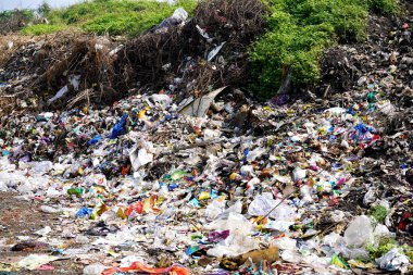 Çöp dağı, büyük çöp yığını, pis koku ve zehirli kalıntı yığını. Bu çöpler kentsel alanlardan, sanayi bölgelerinden geliyor.. 