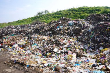 Çöp dağı, büyük çöp yığını, pis koku ve zehirli kalıntı yığını. Bu çöpler kentsel alanlardan, sanayi bölgelerinden geliyor.. 