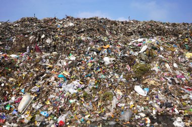 Çöp dağı, büyük çöp yığını, pis koku ve zehirli kalıntı yığını. Bu çöpler kentsel alanlardan, sanayi bölgelerinden geliyor.. 