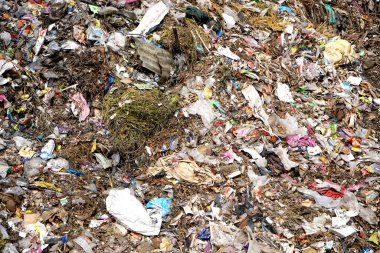 Çöp dağı, büyük çöp yığını, pis koku ve zehirli kalıntı yığını. Bu çöpler kentsel alanlardan, sanayi bölgelerinden geliyor.. 