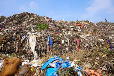 Çöp dağı, büyük çöp yığını, pis koku ve zehirli kalıntı yığını. Bu çöpler kentsel alanlardan, sanayi bölgelerinden geliyor.. 