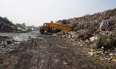 AMRAVATI, MAHARASHTRA, INDIA, 12 Ekim 2020: Tanımlanamayan bez toplayıcıları çöpte geri dönüşümlü madde arıyorlar.
