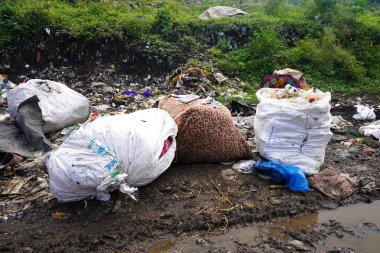Çöp dağı, büyük çöp yığını, pis koku ve zehirli kalıntı yığını. Bu çöpler kentsel alanlardan, sanayi bölgelerinden geliyor.. 