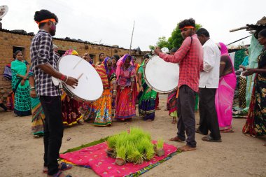 AMRAVATI, MAHARASHTRA, INDIA 2 Eylül 2020: Geleneksel festivallerinde, tanımlanamayan Hint kabilesi Lambada veya banjara erkekleri ve kadınları renkli elbiseler içinde dans ettiler.