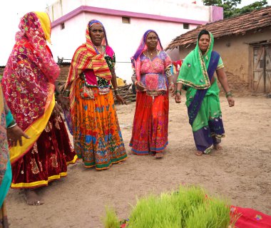 AMRAVATI, MAHARASHTRA, INDIA 2 Eylül 2020: Geleneksel festivallerinde, tanımlanamayan Hint kabilesi Lambada veya banjara erkekleri ve kadınları renkli elbiseler içinde dans ettiler.