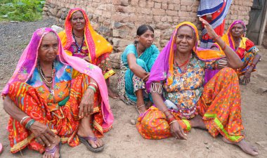 AMRAVATI, MAHARASHTRA, INDIA 2 EYLÜL 2020: Kimliği belirlenemeyen mutlu Hintli kırsal kesimdeki insanlar sabah köylerinde, Maharashtra kırsal kesimlerinde günlük yaşam tarzları.