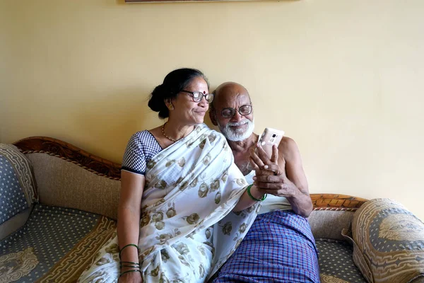 Indiana Casal Sênior Vídeo Bate Papo Telefone Casa Tecnologia Conectar — Fotografia de Stock