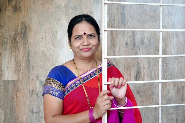 Портрет Улыбающейся Счастливой Индийской Женщины Сари — стоковое фото