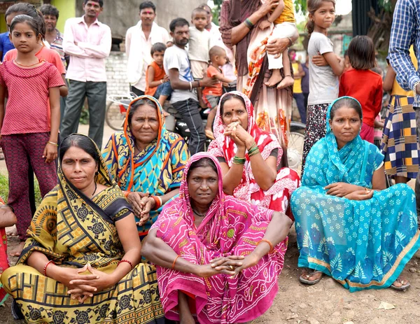 AMRAVATI, MAHARASHTRA, INDIA 2 EYLÜL 2020: Kimliği belirlenemeyen mutlu Hintli kırsal kesimdeki insanlar sabah köylerinde, Maharashtra kırsal kesimlerinde günlük yaşam tarzları.