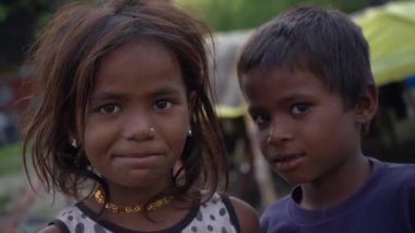 AMRAVATI, MAHARASHTRA, İNDİYA 2 Eylül 2020: Mutlu Hintli kırsal çocuk sabah köyde barakanın önünde.