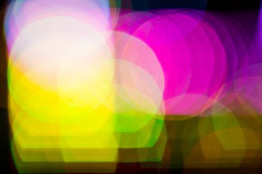 Bokeh odağını yitirmiş ışıklarla, aydınlık bokeh fotoğrafçılığıyla şenlikli soyut arkaplan.