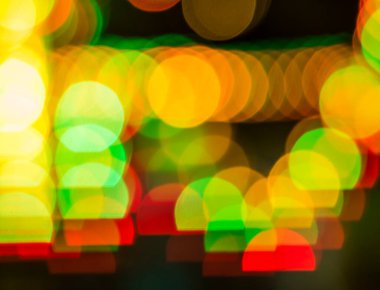 Bokeh odağını yitirmiş ışıklarla, aydınlık bokeh fotoğrafçılığıyla şenlikli soyut arkaplan.