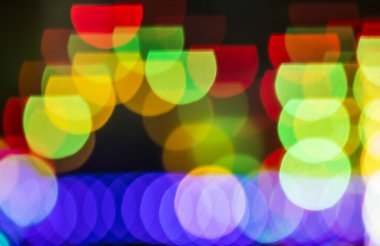 Bokeh odağını yitirmiş ışıklarla, aydınlık bokeh fotoğrafçılığıyla şenlikli soyut arkaplan.