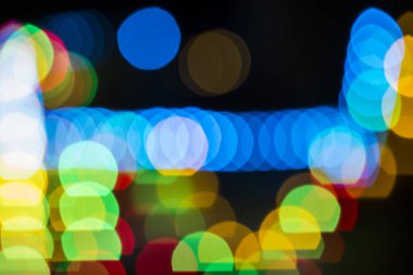 Bokeh odağını yitirmiş ışıklarla, aydınlık bokeh fotoğrafçılığıyla şenlikli soyut arkaplan.