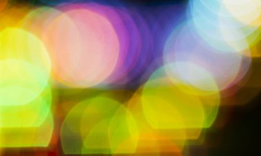 Bokeh odağını yitirmiş ışıklarla, aydınlık bokeh fotoğrafçılığıyla şenlikli soyut arkaplan.