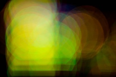 Bokeh odağını yitirmiş ışıklarla, aydınlık bokeh fotoğrafçılığıyla şenlikli soyut arkaplan.