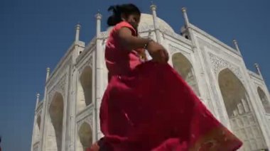 Hindistan, Taj Mahal 'in önündeki genç kadın.