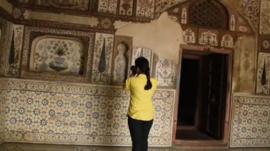 Genç kız I 'm mad-ud-Daulah, Baby Taj ya da Jewel Box' u alıyor. Hindistan 'ın Agra kentinin en ünlü simgeleri.