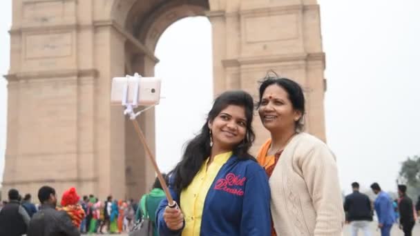 Mulheres Tirando Fotos Frente Índia Gate Índia — Vídeo de Stock