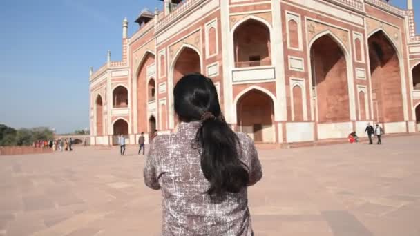 Una Ragazzina Che Prende Alla Tomba Humayun Tomba Humayun Uno — Video Stock