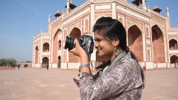 Fiatal Lány Humayun Sírjánál Humayun Sírja Delhi Egyik Leghíresebb Látványossága — Stock videók