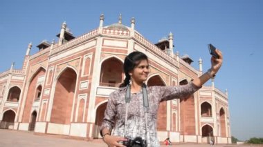 Genç kız Humayun 'un mezarına gidiyor. Humayun 'un Mezarı Delhi' nin en ünlü simgelerinden biridir, Hindistan.