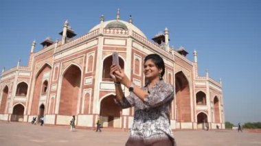 Genç kız Humayun 'un mezarına gidiyor. Humayun 'un Mezarı Delhi' nin en ünlü simgelerinden biridir, Hindistan.
