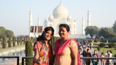 Taj Mahal 'in önünde selfie çeken kadınlar., 