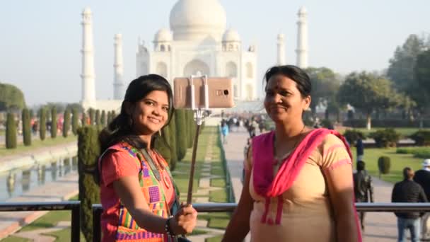 Donne Che Scattano Selfie Con Bastone Selfie Fronte Taj Mahal — Video Stock
