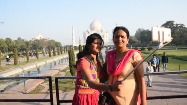 Kvinnor Som Tar Selfie Med Selfie Stick Framför Taj Mahal — Stockvideo