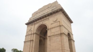 DELHI, INDIA 11 HAZİRAN 2018: Hindistan Kapısında Turist, Hindistan Kapısı Sir Edwin Lutyens tarafından tasarlanan bir savaş anıtıdır..