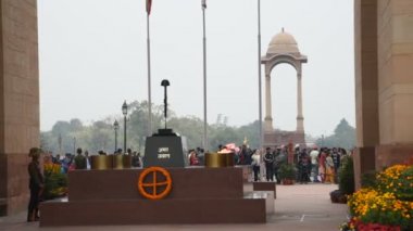 DELHI, INDIA 11 HAZİRAN 2018: Hindistan Kapısında Turist, Hindistan Kapısı Sir Edwin Lutyens tarafından tasarlanan bir savaş anıtıdır..