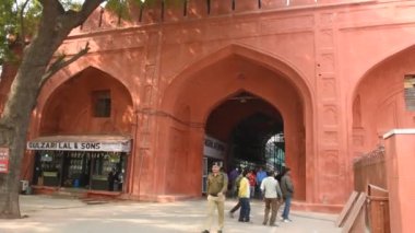 DELHI, INDIA 11 HAZİRAN 2018: Tarihi Kızıl Kale, Fort 'u ziyaret eden turist ve yerel halk, 1857 yılına kadar Hindistan' ın Babür İmparatoru UNESCO Dünya Mirası Alanının ikametgahıydı..