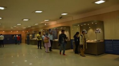 DELHI, Hindistan 11 Ocak 2018: Turistler Kızıl Kale, Delhi kampüsündeki Tarihi Müzeyi ziyaret ettiler.