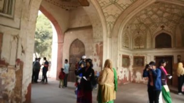DELHI, INDIA 11 HAZİRAN 2018: Tarihi Kızıl Kale, Fort 'u ziyaret eden turist ve yerel halk, 1857 yılına kadar Hindistan' ın Babür İmparatoru UNESCO Dünya Mirası Alanının ikametgahıydı..