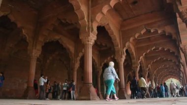 DELHI, INDIA 11 HAZİRAN 2018: Tarihi Kızıl Kale, Fort 'u ziyaret eden turist ve yerel halk, 1857 yılına kadar Hindistan' ın Babür İmparatoru UNESCO Dünya Mirası Alanının ikametgahıydı..