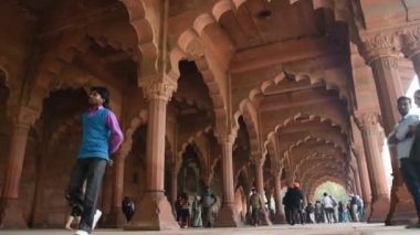 DELHI, INDIA 11 HAZİRAN 2018: Tarihi Kızıl Kale, Fort 'u ziyaret eden turist ve yerel halk, 1857 yılına kadar Hindistan' ın Babür İmparatoru UNESCO Dünya Mirası Alanının ikametgahıydı..