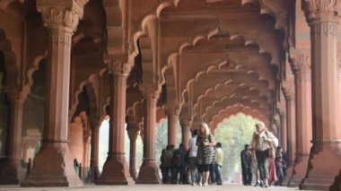 DELHI, INDIA 11 HAZİRAN 2018: Tarihi Kızıl Kale, Fort 'u ziyaret eden turist ve yerel halk, 1857 yılına kadar Hindistan' ın Babür İmparatoru UNESCO Dünya Mirası Alanının ikametgahıydı..