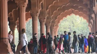 DELHI, INDIA 11 HAZİRAN 2018: Tarihi Kızıl Kale, Fort 'u ziyaret eden turist ve yerel halk, 1857 yılına kadar Hindistan' ın Babür İmparatoru UNESCO Dünya Mirası Alanının ikametgahıydı..