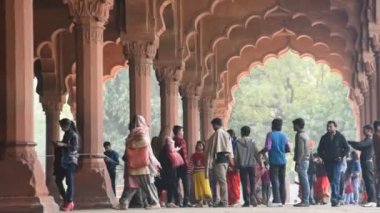 DELHI, INDIA 11 HAZİRAN 2018: Tarihi Kızıl Kale, Fort 'u ziyaret eden turist ve yerel halk, 1857 yılına kadar Hindistan' ın Babür İmparatoru UNESCO Dünya Mirası Alanının ikametgahıydı..