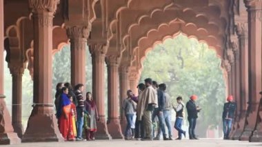 DELHI, INDIA 11 HAZİRAN 2018: Tarihi Kızıl Kale, Fort 'u ziyaret eden turist ve yerel halk, 1857 yılına kadar Hindistan' ın Babür İmparatoru UNESCO Dünya Mirası Alanının ikametgahıydı..