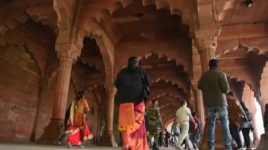 DELHI, INDIA 11 HAZİRAN 2018: Tarihi Kızıl Kale, Fort 'u ziyaret eden turist ve yerel halk, 1857 yılına kadar Hindistan' ın Babür İmparatoru UNESCO Dünya Mirası Alanının ikametgahıydı..