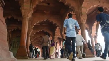 DELHI, INDIA 11 HAZİRAN 2018: Tarihi Kızıl Kale, Fort 'u ziyaret eden turist ve yerel halk, 1857 yılına kadar Hindistan' ın Babür İmparatoru UNESCO Dünya Mirası Alanının ikametgahıydı..