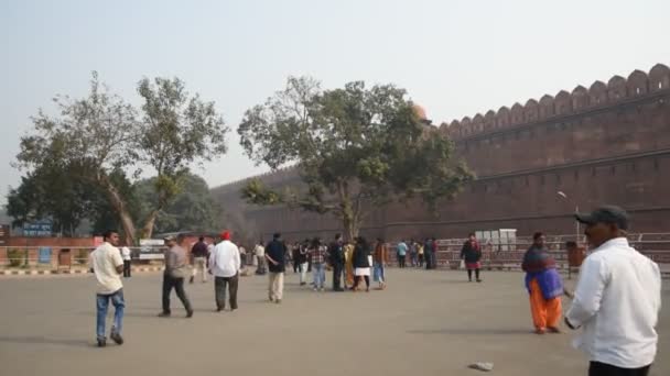 デリー インド2018年1月11日 歴史的な赤砦を訪れる観光客と地元の人々 フォートは1857年までインドのムガル皇帝の住居でした ユネスコ世界遺産 — ストック動画